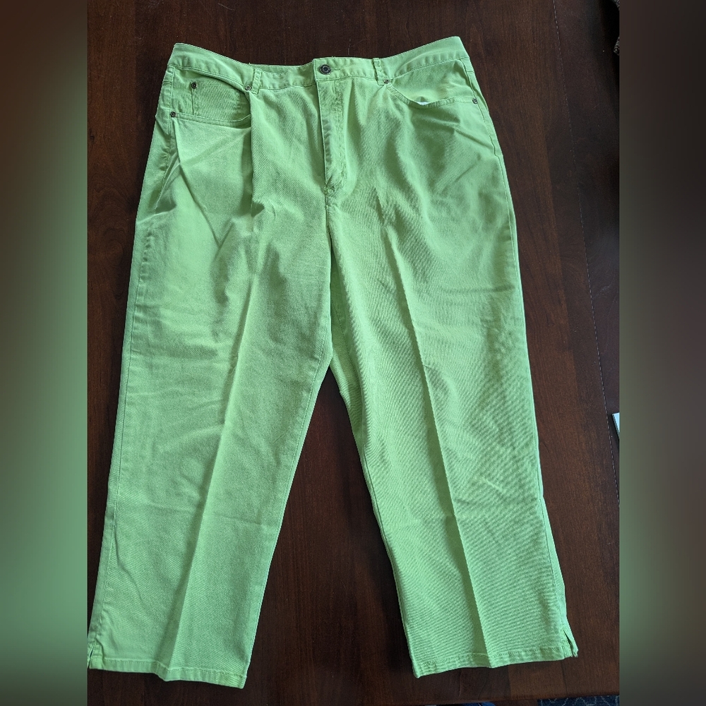 Talbots Celery Green Capris, Size 16